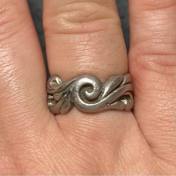 Size 7.5 Silver Tone Scroll Ring (pewter?) - Picture 5 of 7